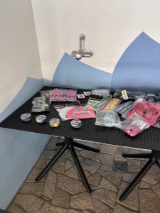 Tisch mit ausgelegten Preisen und Schwimmutensilien.