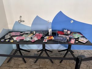 Übersicht über den Tisch mit Schwimmzubehör und Preisen.