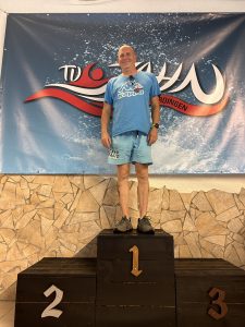 Teilnehmer in blauem Shirt und hellen Shorts auf Platz eins.