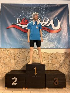 Teilnehmer im blauen Shirt und schwarzen Shorts auf Platz eins.