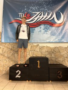 Teilnehmer in hellem Shirt und grauen Shorts auf Platz eins.