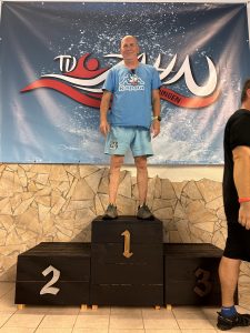 Teilnehmer in blauem Shirt und hellen Shorts auf Platz eins.
