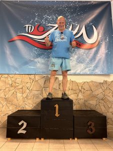 Teilnehmer im blauen Shirt mit Medaille auf Platz eins.